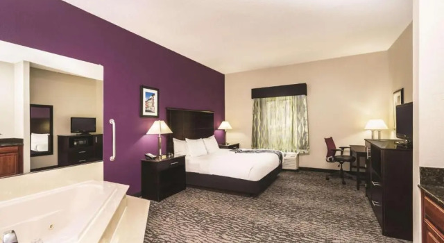 Люкс La Quinta Inn & Suites by Wyndham Louisville East