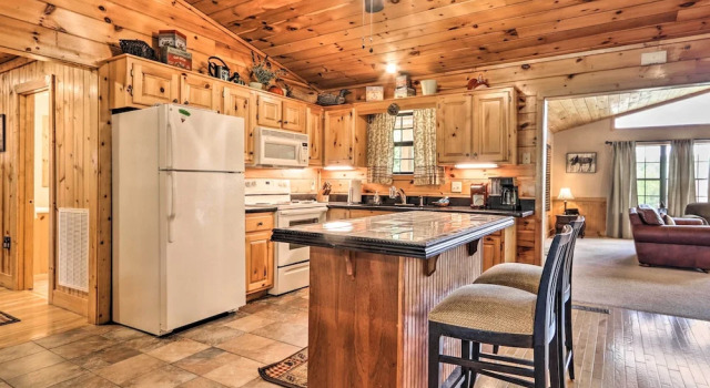 Коттедж с 6 комнатами Log Cabin w/ Deck & Hot Tub: 5 Mi to Dollywood!