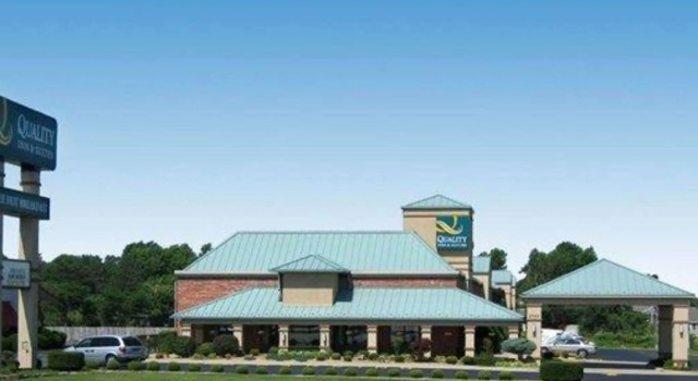 Кровать в общем номере Quality Inn and Suites