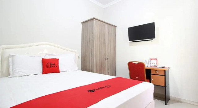 Номер Standard RedDoorz Plus near STIE YKPN