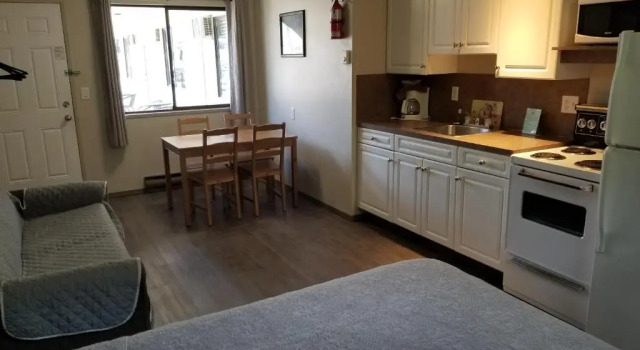 Четырёхместный люкс c 1 комнатой Osoyoos Lakeview Inn & Suites