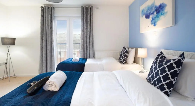 Коттедж с 3 комнатами 3 Bedroom 3 Bathroom House in Central Milton Keynes with Garden, Free Parking and Smart TV - Contractors, Relocation, Business Travellers