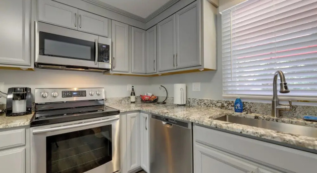 Коттедж с 2 комнатами Coastal Getaway w/ Porch, 2 Mi to Niantic Beach!