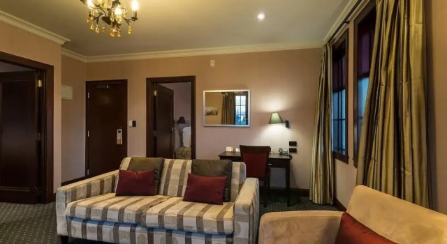 Люкс с 2 комнатами с балконом The Crown Hotel