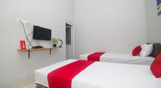Номер Standard RedDoorz Plus Syariah near Alun Alun Sampang