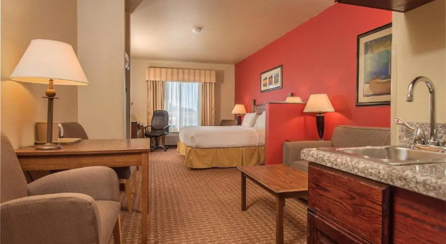 Люкс Baymont Inn & Suites by Wyndham Sturgis