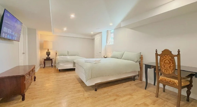 Номер Standard Cozy Rooms in Bright Walkout Suite - Newly Renovated in 2026