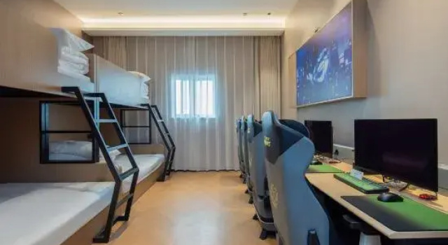 Кровать в общем номере Esports Hotel