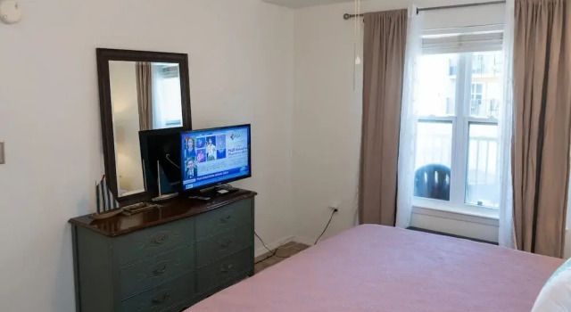 Cozy Family Retreat Steps To Beach Pool / Hot 2 Bedroom Apts