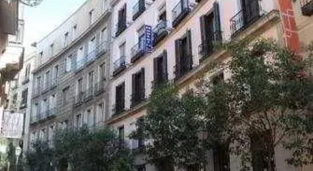 Hostal Gran Duque, Забронировать Отель Отели Мадрида с парковкой, рядом с Театр Монументал, Парковка