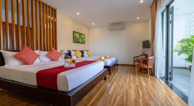 Семейный номер Standard с балконом и с видом на бассейн Golden Star Villa Hoi An