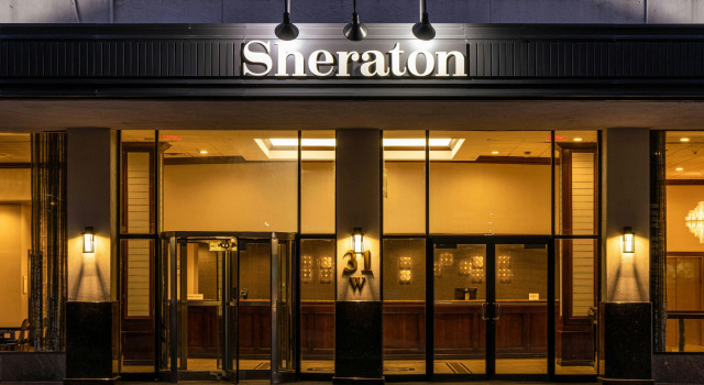 Sheraton Indianapolis City Centre Hotel, Забронировать Отель Отели Индианаполиса с бассейном, рядом с Католическая церковь Иоанна Крестителя, Бассейн