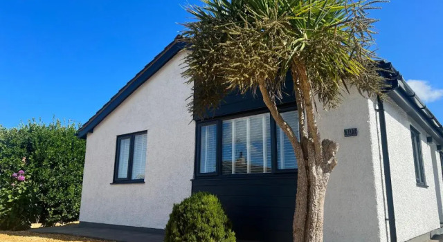 Stylish, Dog Friendly Coastal Bungalow With Garden, Book Hotel Valley Anglesey