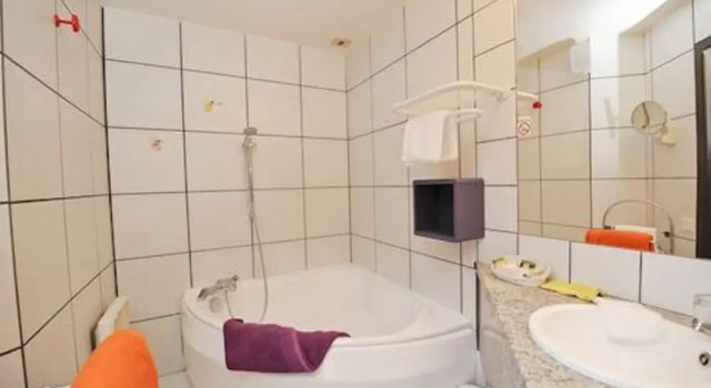 Номер Premium Hôtel Logis Le Bourbon