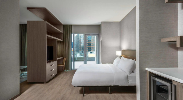 Полулюкс AC Hotel by Marriott Charlotte City Center