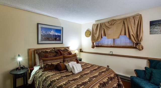 28sw - Fireplace - Dishwasher - Washer/dryer - Sleeps 4 1 Bedroom Home by RedAwning, Buchen Sie Ferienwohnung Hotels in Glacier mit Pool, Schwimmbad