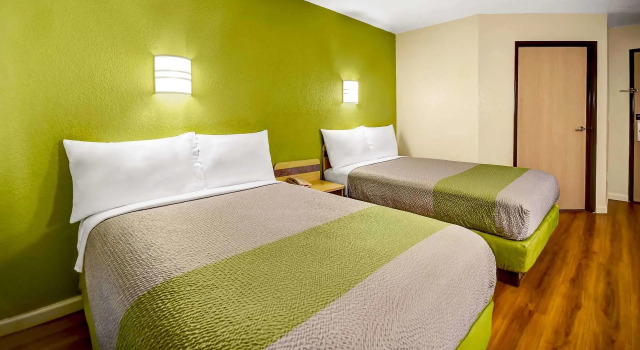 Lakeside Inn Lake Havasu City, Забронировать Отель Отели Лейк-Хавасу-Сити с парковкой, рядом с Psychic Advisor, Парковка