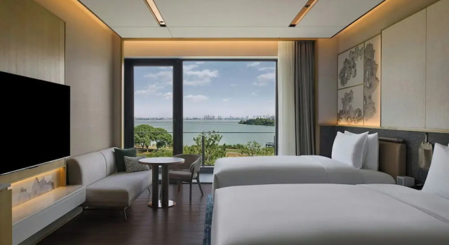 Четырёхместный номер Standard с балконом и с видом на озеро Suzhou Marriott Hotel Yangcheng Lake