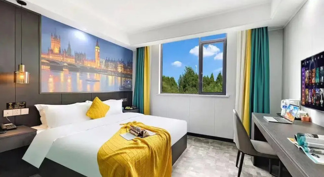 Komfortowy dwuosobowy pokój z widokiem na ląd Holiday Panda Hotel