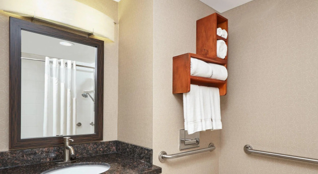 Четырёхместный номер Standard Holiday Inn Express Hotels- Hampton by IHG