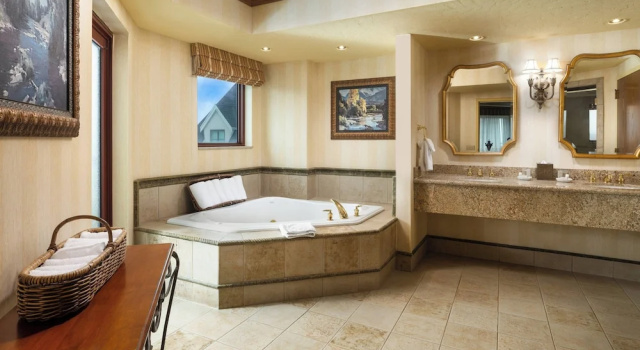 Двухместный люкс Renaissance Tulsa Hotel & Convention Center