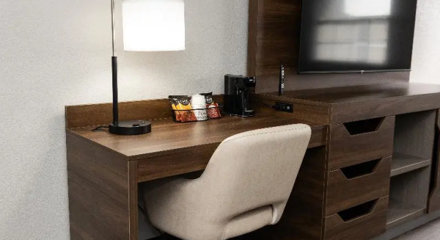 Четырёхместный номер Standard Bhagat Hotels Stone Mountain Atlanta BW Signature Collection