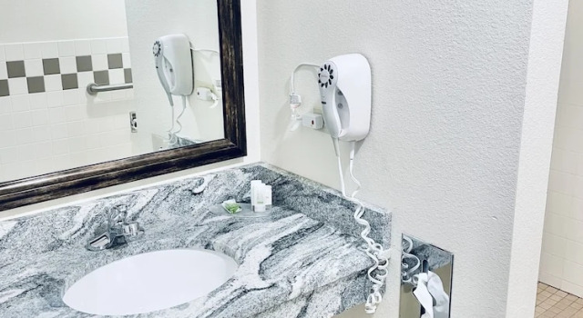 Четырёхместный номер Standard AmericInn by Wyndham Green Bay East