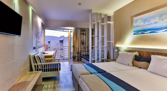 Семейный номер Standard с частичным видом на океан Carine Hotel Delfin