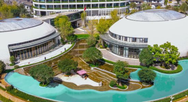 Golden Flower Jade Lake Plaza Hotel