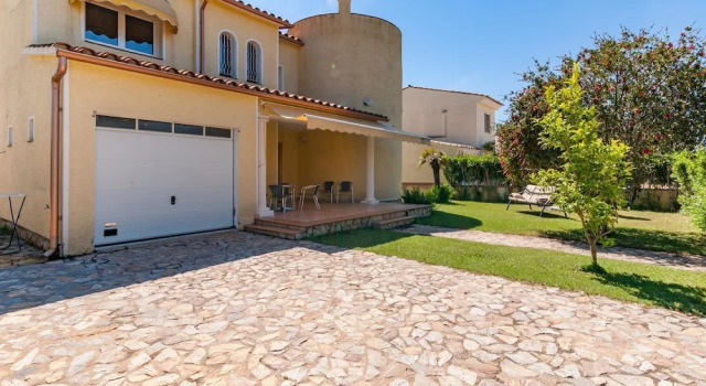 Appealing Holiday Home in Sant Pere Pescador With Garden