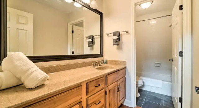 Relax Poolside! Family Getaway in Nashville Area, Buchen Sie Ferienhaus Pegram Tennessee
