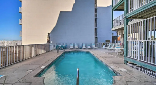 Oceanfront Gulf Shores Condo ~ 2 Mi to The Hangout, Prenota Appartamento Hotel a Alabama con parcheggio, Parcheggio