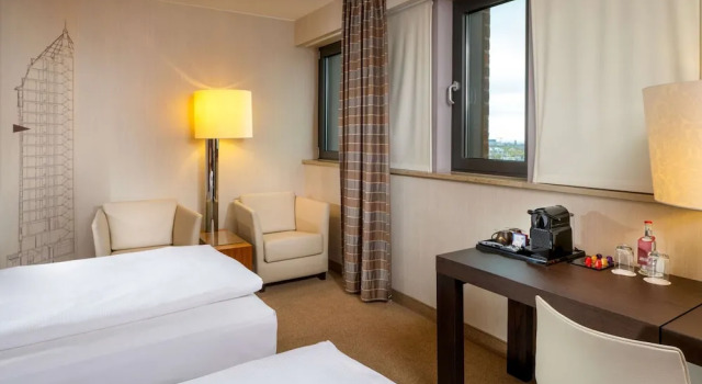Одноместный номер Classic MÖVENPICK Hotel Hamburg City, historischer Wasserturm im Schanzenpark