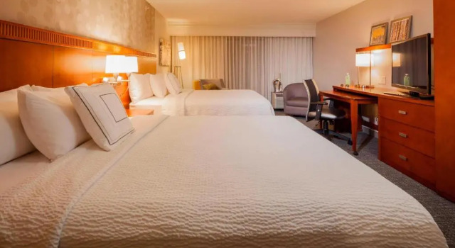 Четырёхместный номер Standard Courtyard by Marriott Madison West / Middleton