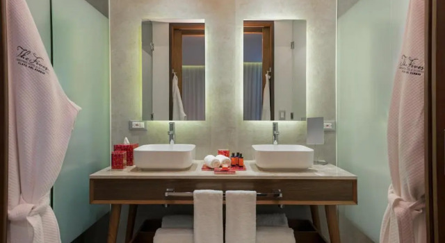 Двухместный люкс c 1 комнатой с частичным видом на океан The Fives Downtown Hotel & Residences, Curio Collection by Hilton