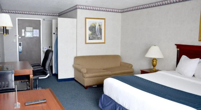 Люкс Travelodge by Wyndham Milwaukee