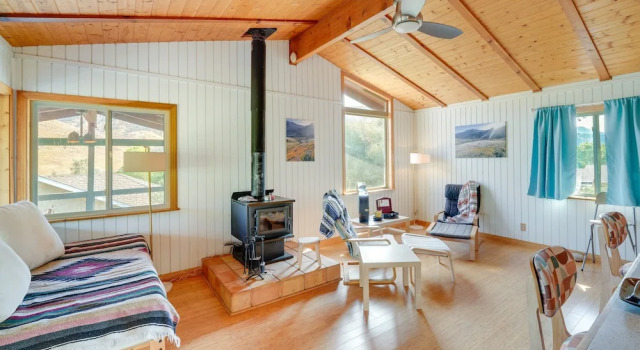 Коттедж с 2 комнатами с балконом Scenic Kernville Getaway w/ Deck & Mountain Views!