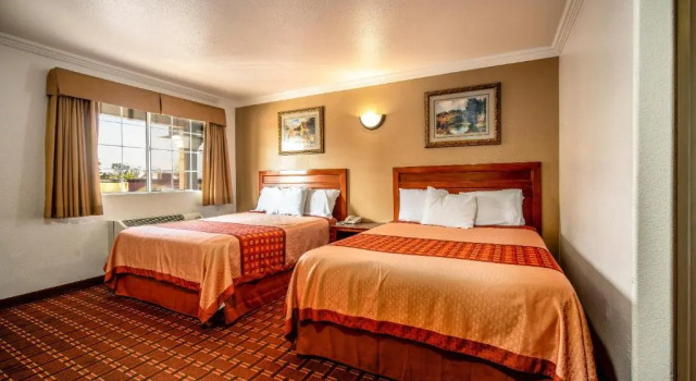 Четырёхместный номер Standard Regency Inn & Suites Downey