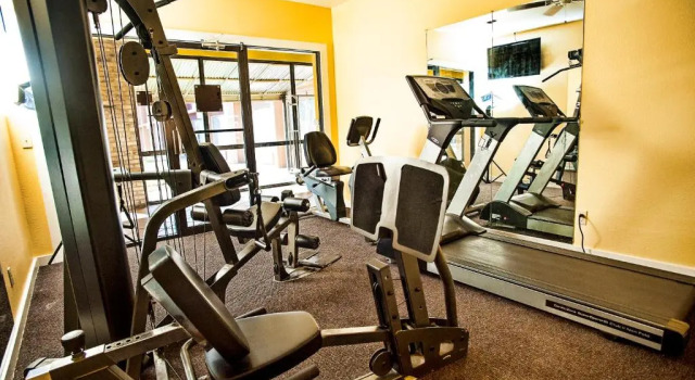 Четырёхместный номер Standard Express Inn & Suites Greensville TX