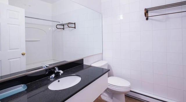 Room in Guest Room - Private Room3 Autonomous South Bank Urban Countryside - A11, 予約 ゲストハウス ヴァレンヌ South Shore Montreal