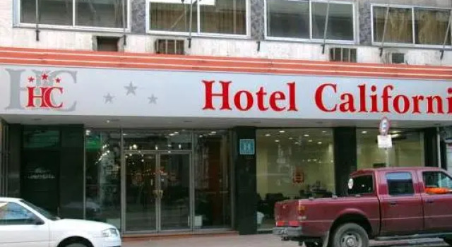 Кровать в общем номере Hotel California