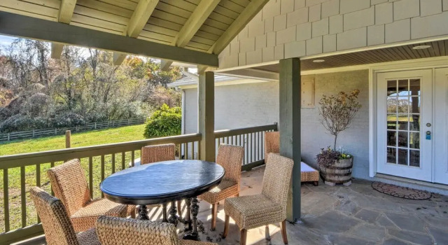 Коттедж с 5 комнатами с балконом Serving Southern Charm at This Clarkesville House!