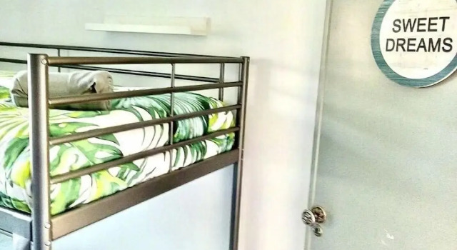 Кровать в общем номере с балконом Fonte da Telha Beach Hostel