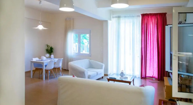 The happy house- 5 minutes walk from the sea, Забронировать Отель Вула 