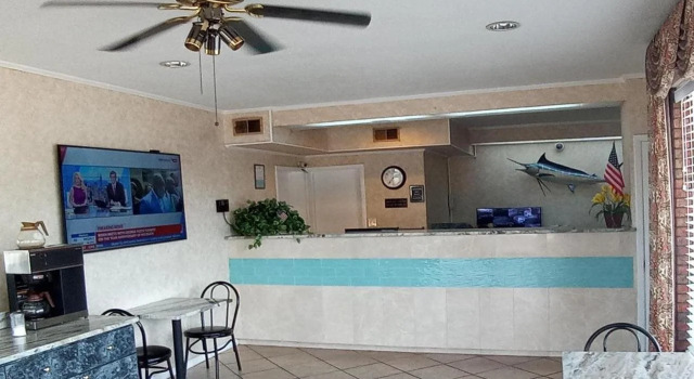 Hole Inn the Wall Hotel - Fort Walton Beach - Sunset Plaza - nearby Beaches & Hurlburt