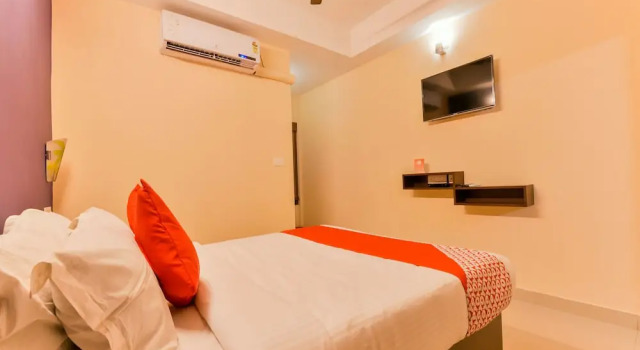 OYO 12179 Hotel Raiban, Забронировать Отель Отели штата Кералы с парковкой, Парковка