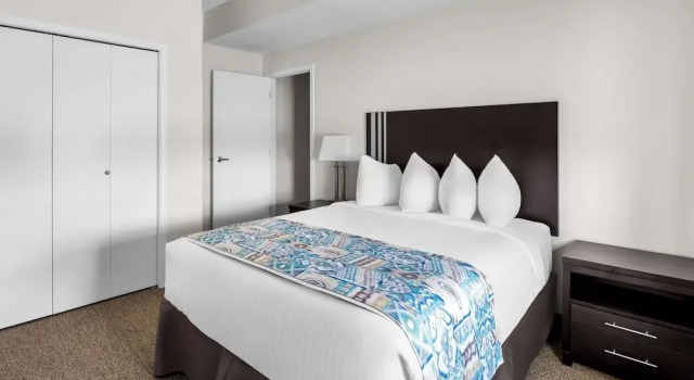Четырёхместный люкс Executive Цокольный этаж SureStay Studio by Best Western Hardisty