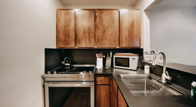 Condo - Pets OK - Fireplace, Sleeps 4!, Buchen Sie Ferienwohnung Apartments in Glacier, Ferienwohnung