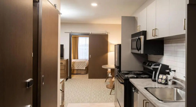 Люкс Deluxe Pomeroy Inn & Suites Prince George