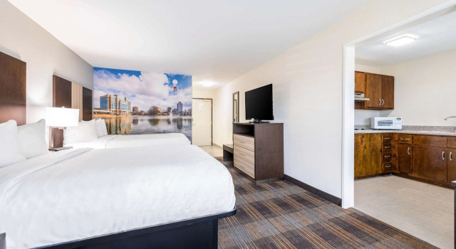 Четырёхместный люкс Clarion Pointe Madison-Huntsville